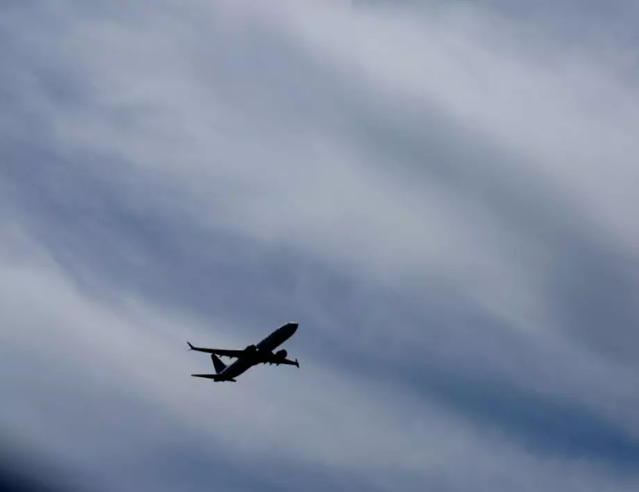 Самолет за Москва спука гуми със 190 км/ч при излитане (ВИДЕО)