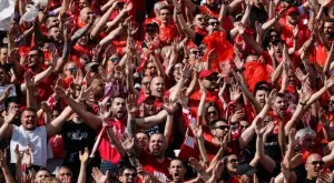 Феновете на ЦСКА бяха безмилостни на срещата с ръководството на клуба, то се извини многократно