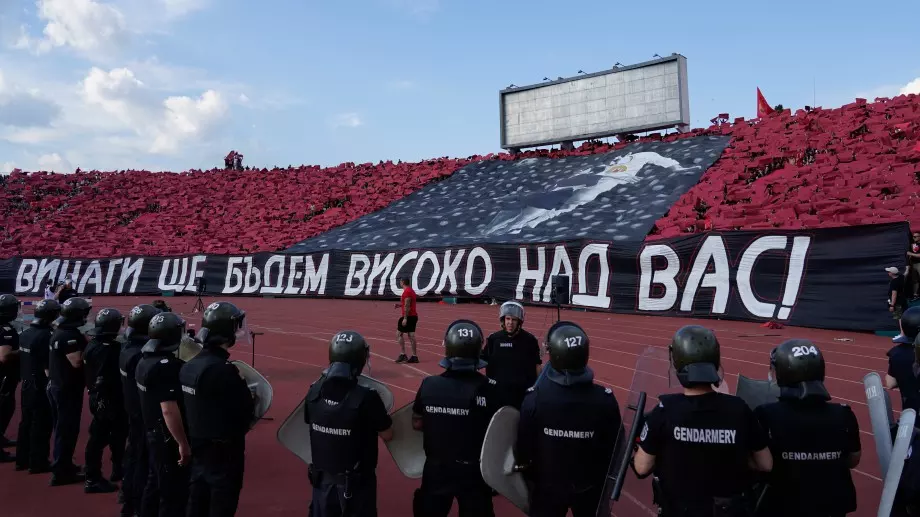 Любопитно: Фенът на ЦСКА, чупил прозорци на "Армията", е спасил стадиона от по-голям погром