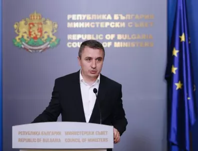 Александър Николов без коментар на политически решения подава оставка