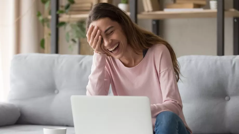 Виц на седмицата: Мъж сварва жена си с любовник