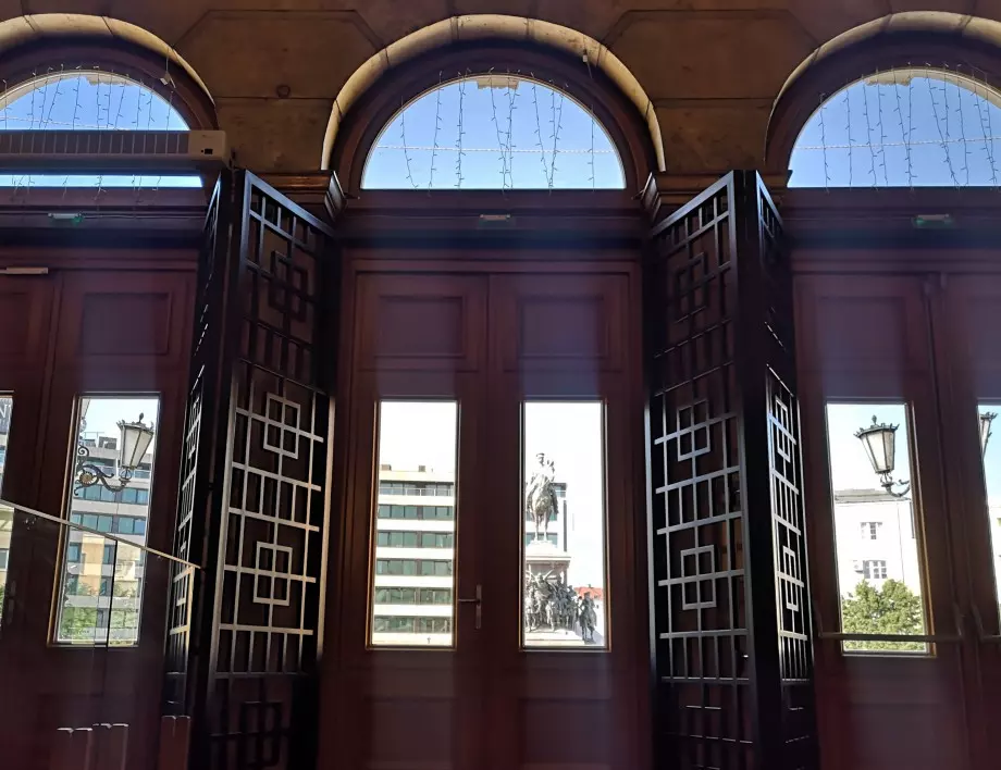 "Парламентът се превърна в затвор": Отзивите за металните врати на Народното събрание