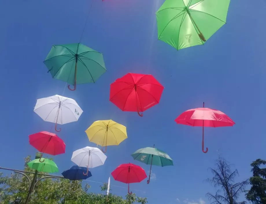 Започна изграждането на арт инсталация от цветни чадъри в Благоевград