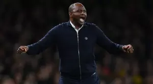 Невероятно, но факт: Легенда на Арсенал повали с ритник фен на Евертън (ВИДЕО)