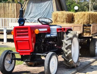 Фермери от Великобритания използват трактор с гориво от кравешка тор