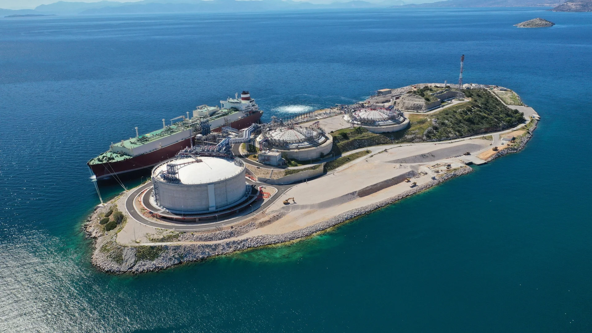 Обявиха с колко ще се забави пускането на газовия терминал край Александруполис