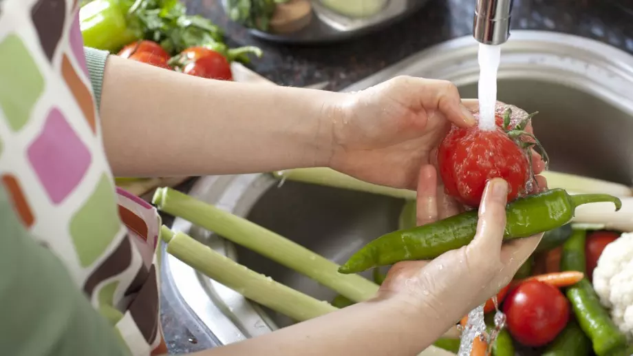 Правилно миене на плодове и зеленчуци - ето как да махнете пестицидите!