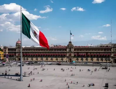 Протестиращи разбиха вратата на президентския дворец в Мексико (ВИДЕО)