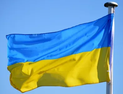 Истерия в Русия заради веещо се украинско знаме в центъра на Санкт Петербург (ВИДЕО)