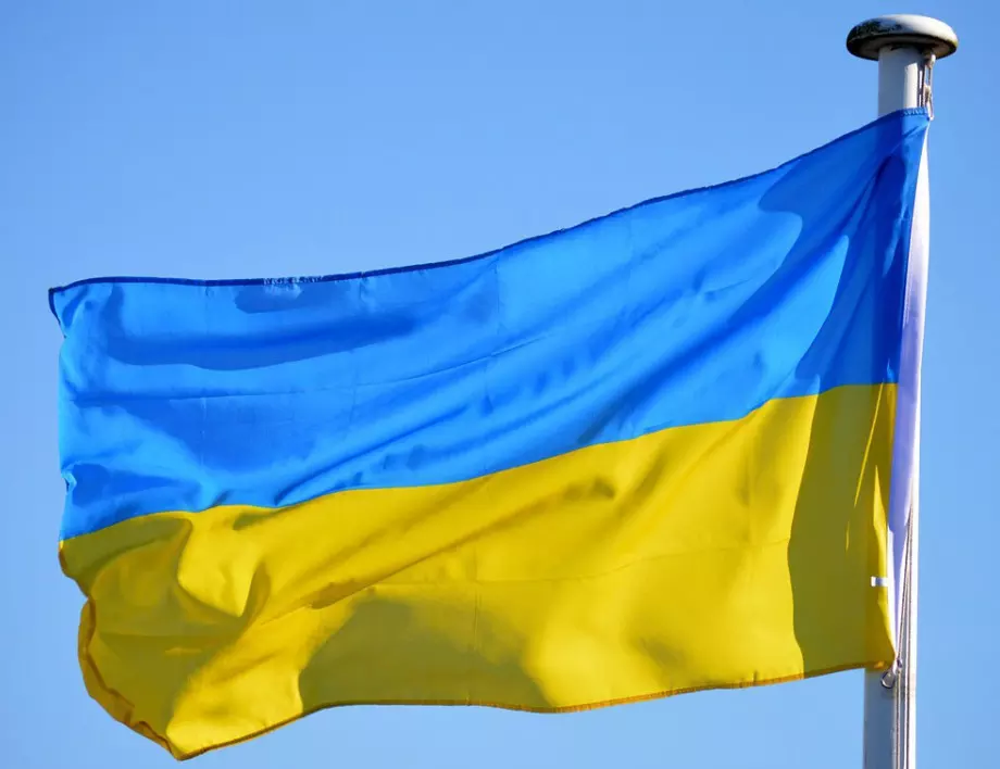 Истерия в Русия заради веещо се украинско знаме в центъра на Санкт Петербург (ВИДЕО)