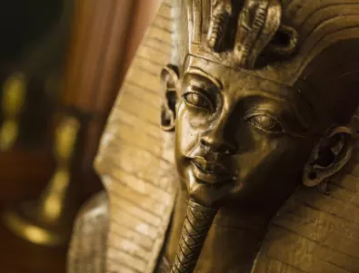 Доктор вдига ножица над мумията на Тутанкамон. Какво става след това?