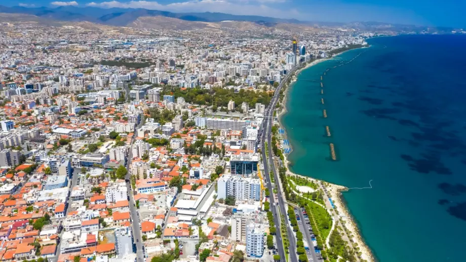 Кипър вдига ковид ограниченията за туристите 