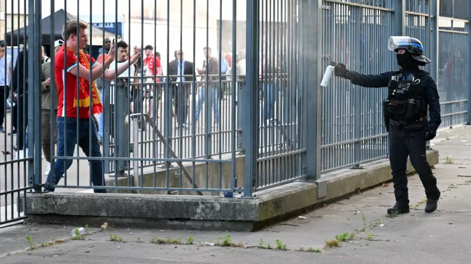 Полицията в Париж напръска журналисти и фенове на Ливърпул с лютив спрей (ВИДЕО)