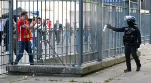 Изправиха шефа на парижката полиция пред Френския Сенат, той промени тезата си за сблъсъците преди финала