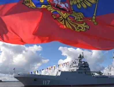 Военна фуражка с презрамка от сутиен: Руски военен събра погледите на парада на ВМС (СНИМКА)