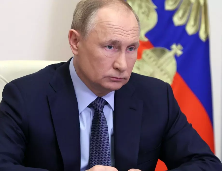 Дългата маса вече не е достатъчна: Кремъл контролира дори въздуха около Путин