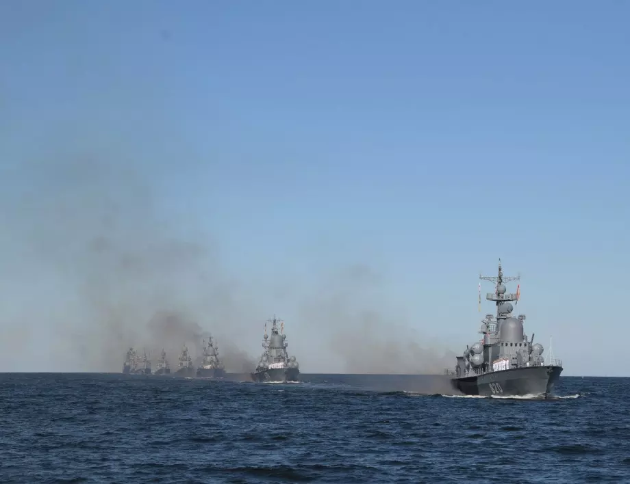Украйна атакува с ракети в Крим, гoри завод и са ударени руски кораби (ВИДЕА и СНИМКИ)