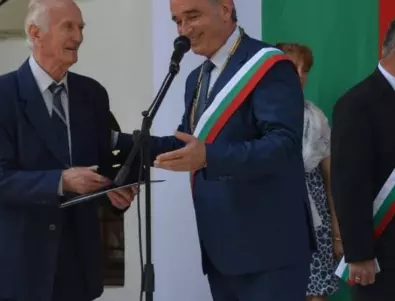 Кметът на Асеновград награди новия почетен гражданин на града