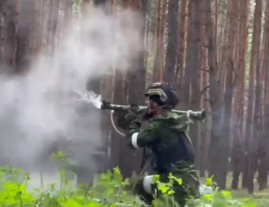 Украински бойци откриха телефон на кадировец със заснети "битки" с дърветата за тик-ток