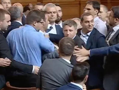 Митев и Костадинов са наказани с порицание заради сблъсъците в парламента