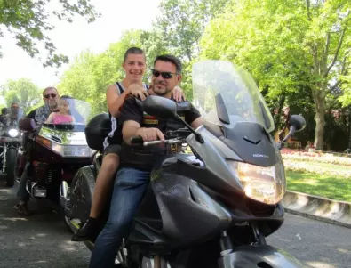 Мотористи от Бургас зарадваха децата за 1 юни
