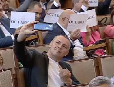 Ицо Хазарта показа среден пръст пред ГЕРБ в парламента (СНИМКИ)