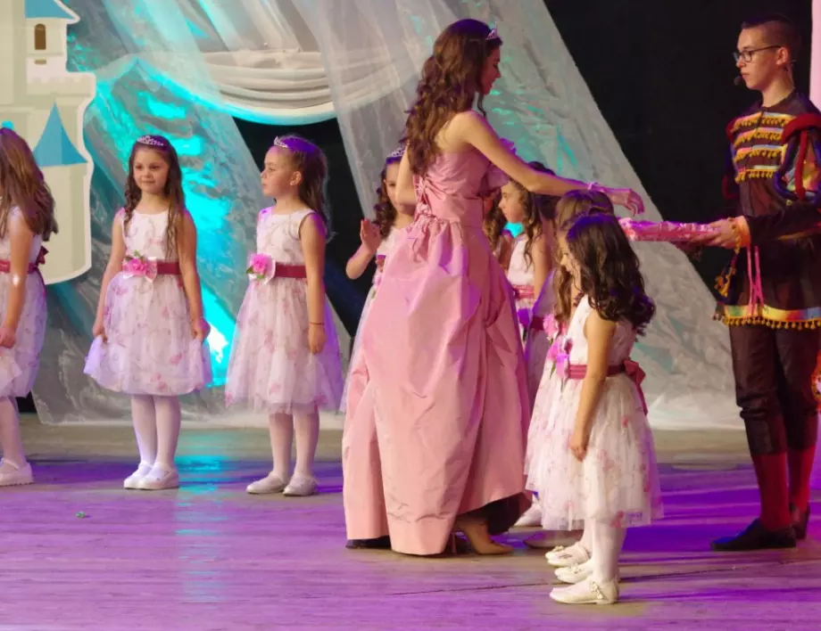 Приказен бал на принцесите се проведе в Казанлък