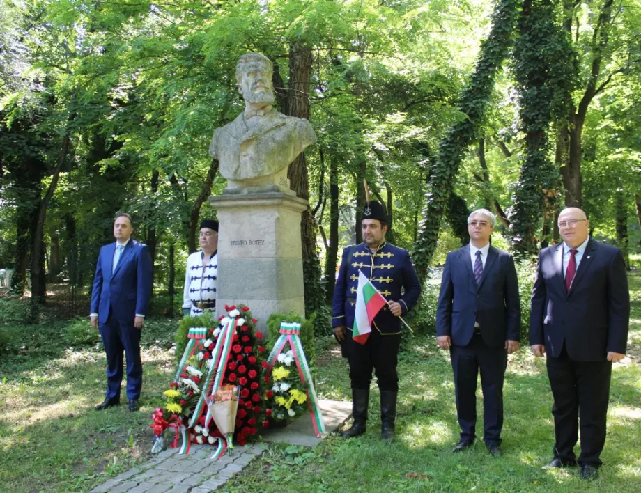 Родолюбиви русенци почетоха паметта на Христо Ботев в Букурещ
