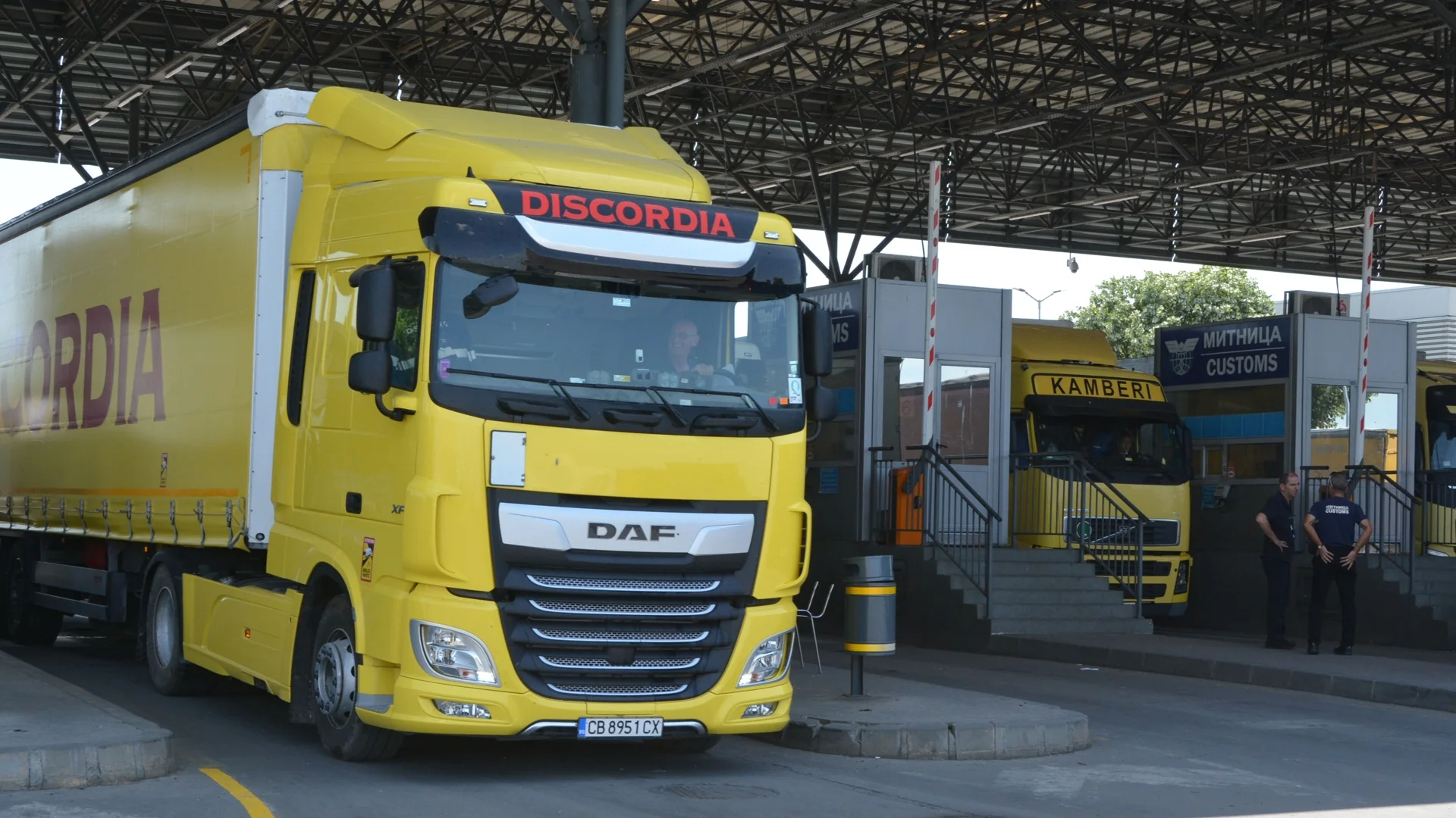 Сигнал: Над 100 наши камиона блокирани на Дунав мост II, не ги пускат към Австрия