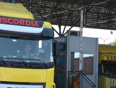 Сигнал: Над 100 наши камиона блокирани на Дунав мост II, не ги пускат към Австрия