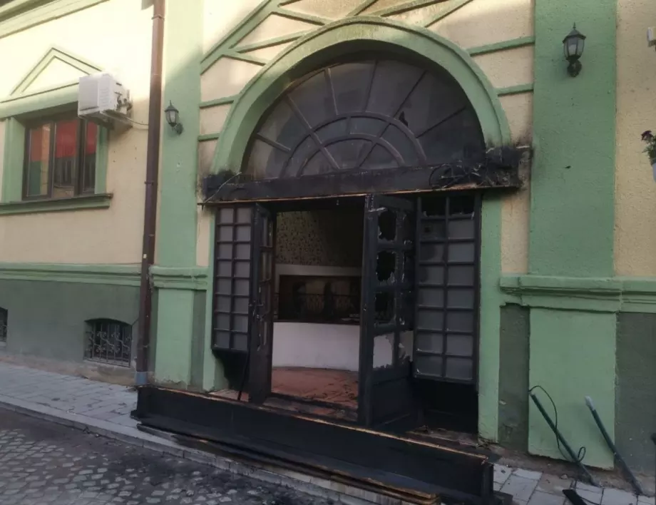 Какво се вижда на записите от охранителните камери на културния център в Битоля?