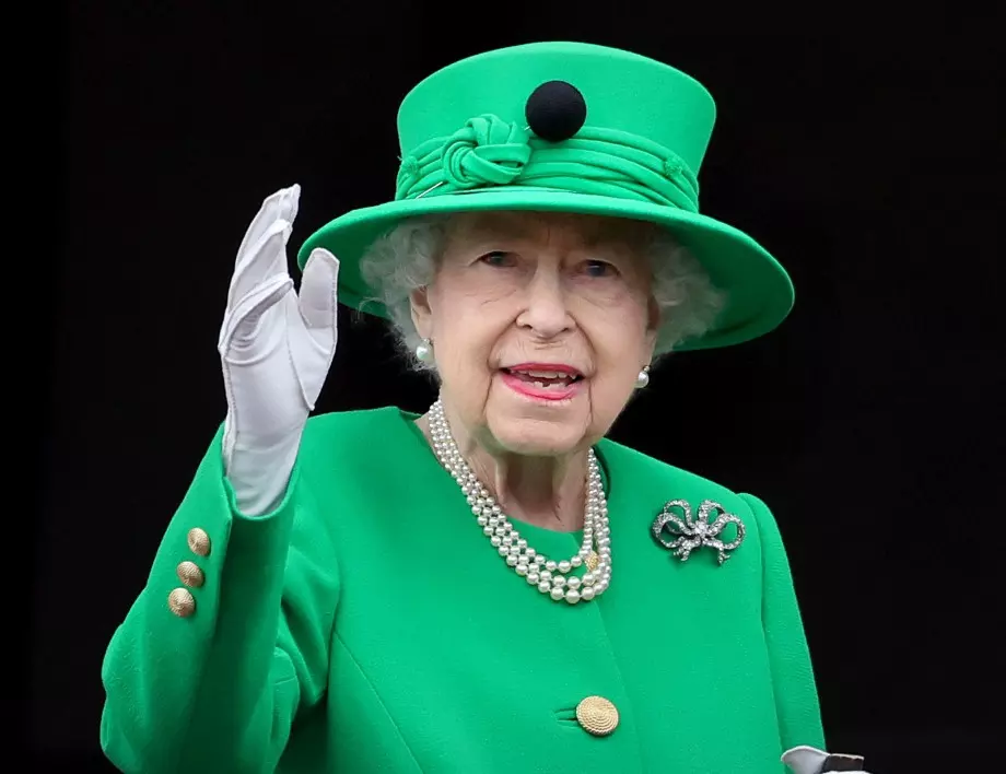 "Сама жена" в мъжкия свят - така Камила възхвалява кралица Елизабет Втора