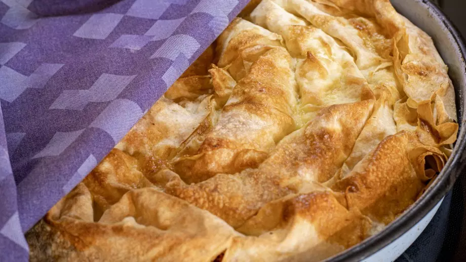 Новогодишна баница с крема сирене, която се получава много по-пухкава и вкусна