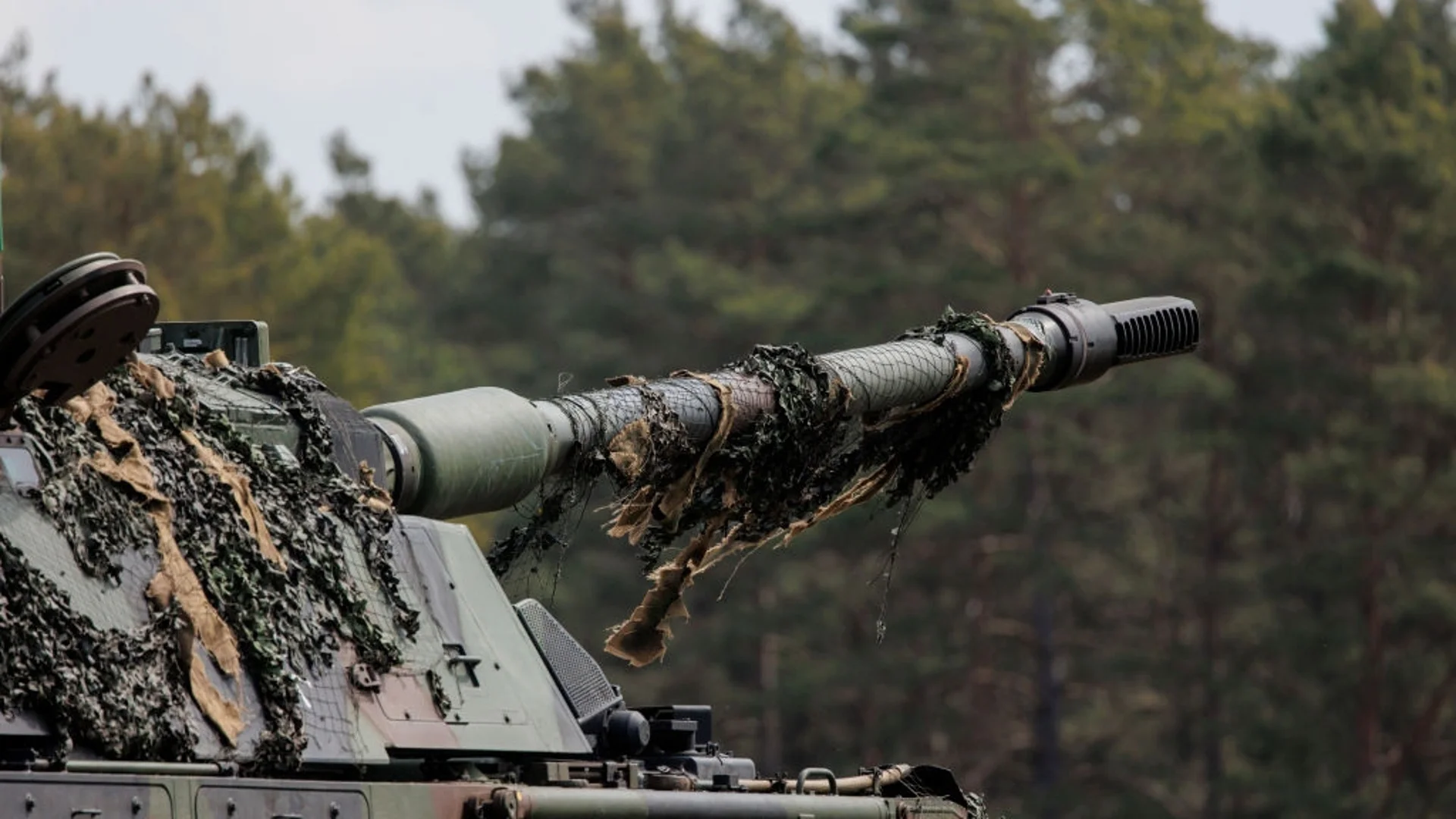 Украйна изпепели цял склад руски танкове и БТР-и и обяви старт на производство на своя гаубица (ВИДЕО)