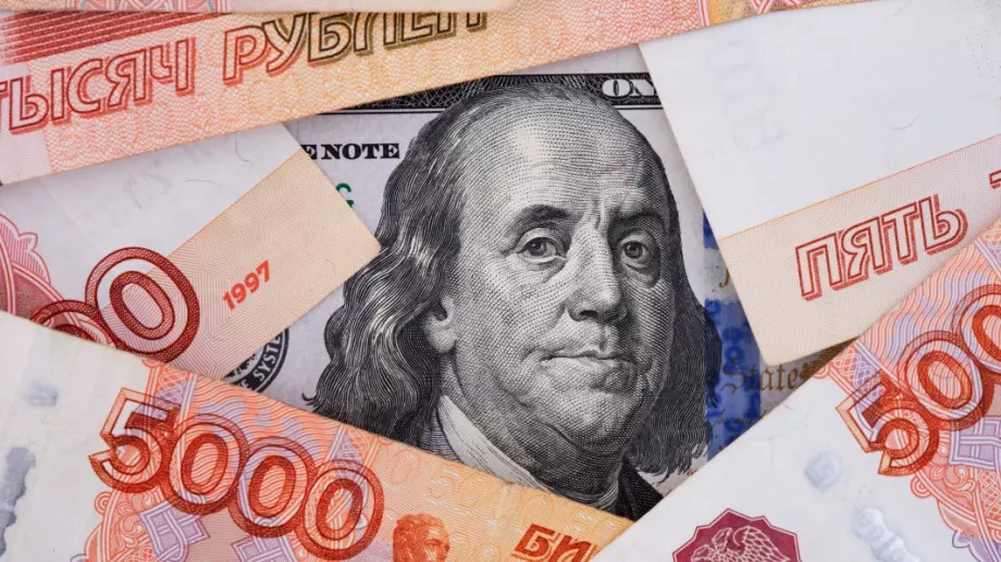 Руската рубла падна до най-ниското си ниво от половин година насам