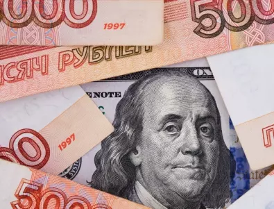 Срив на руската рубла над 100 за един долар 