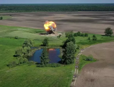 Руснаци минават през мина, заснемат как ги удря дрон: Паметни ВИДЕА