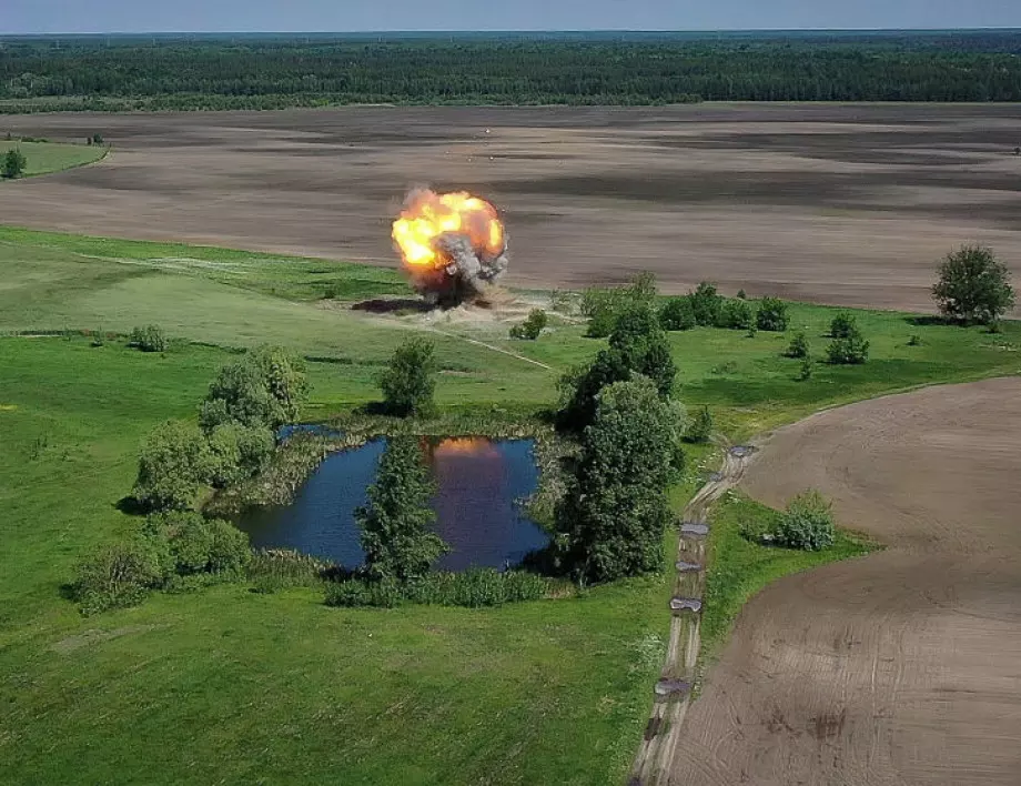 Руснаци минават през мина, заснемат как ги удря дрон: Паметни ВИДЕА