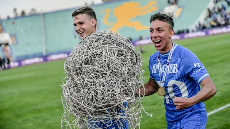 Левски пусна в продажба частици от мрежата от финала за Купата на България