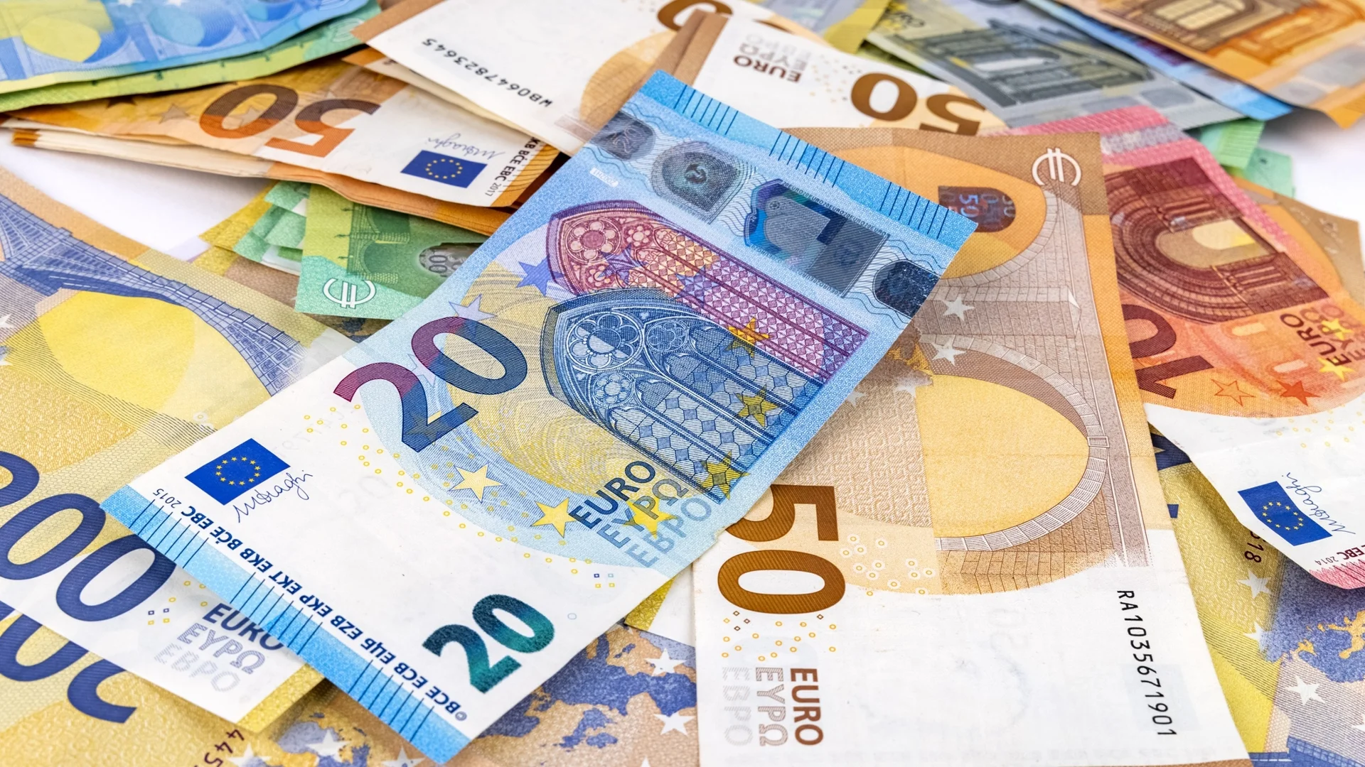 Еврото завършва седмицата с пълен обрат спрямо долара