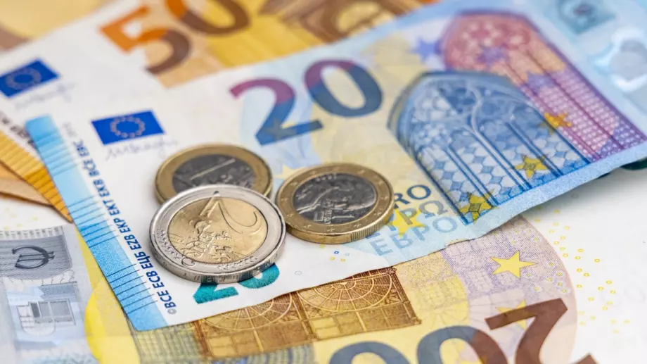 Еврото с минимален ръст след свободното падане в началото на седмицата