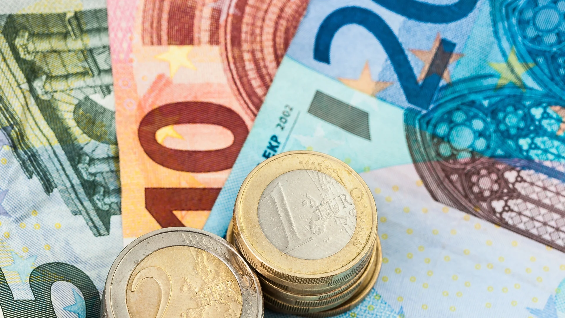 Курсът на еврото продължава да изненадва през новата година