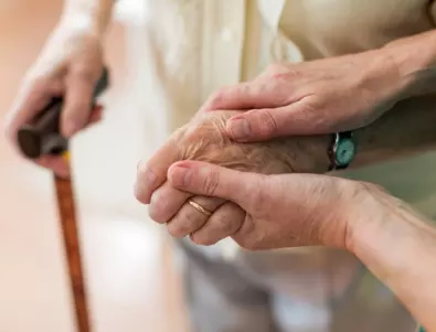 Деменция: Учени откриха необичаен страничен ефект от заболяването