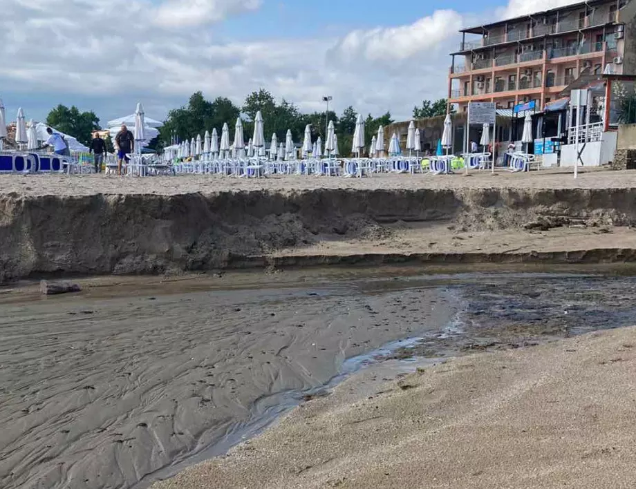 Проливни дъждове увредиха сериозно плажовете "Созопол-централен" и "Хармани" (СНИМКИ)