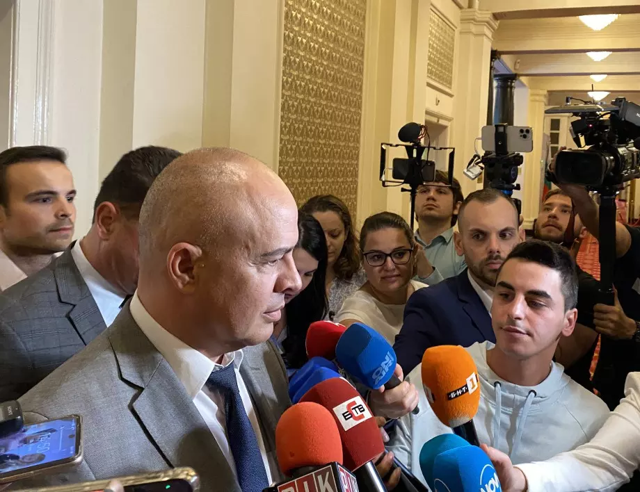 Свиленски: Вотът на недоверие няма как да успее, повече от 120 са разумните депутати