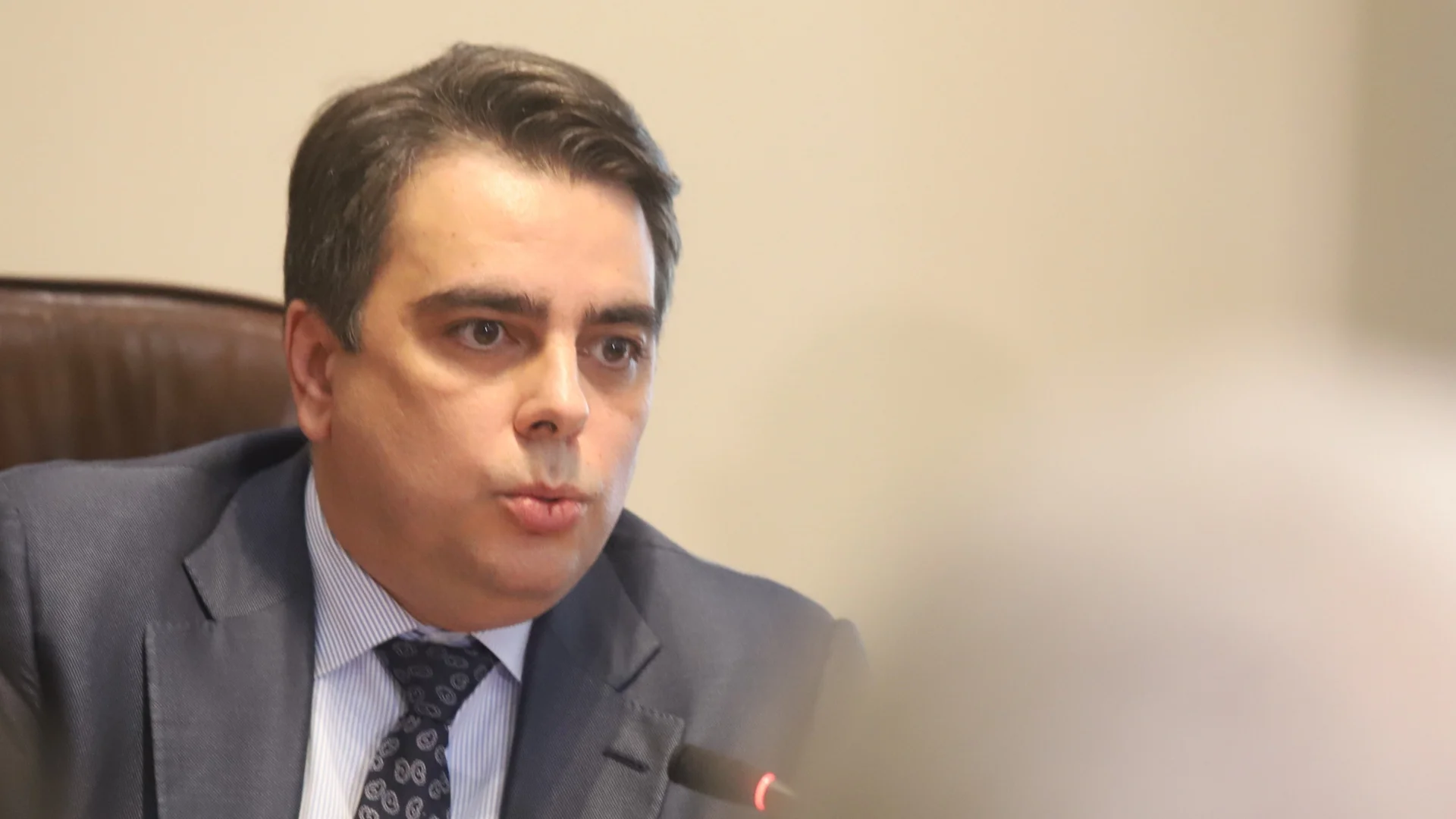 Асен Василев пред Тагесшпигел: В България де факто цялата икономика работи с евро