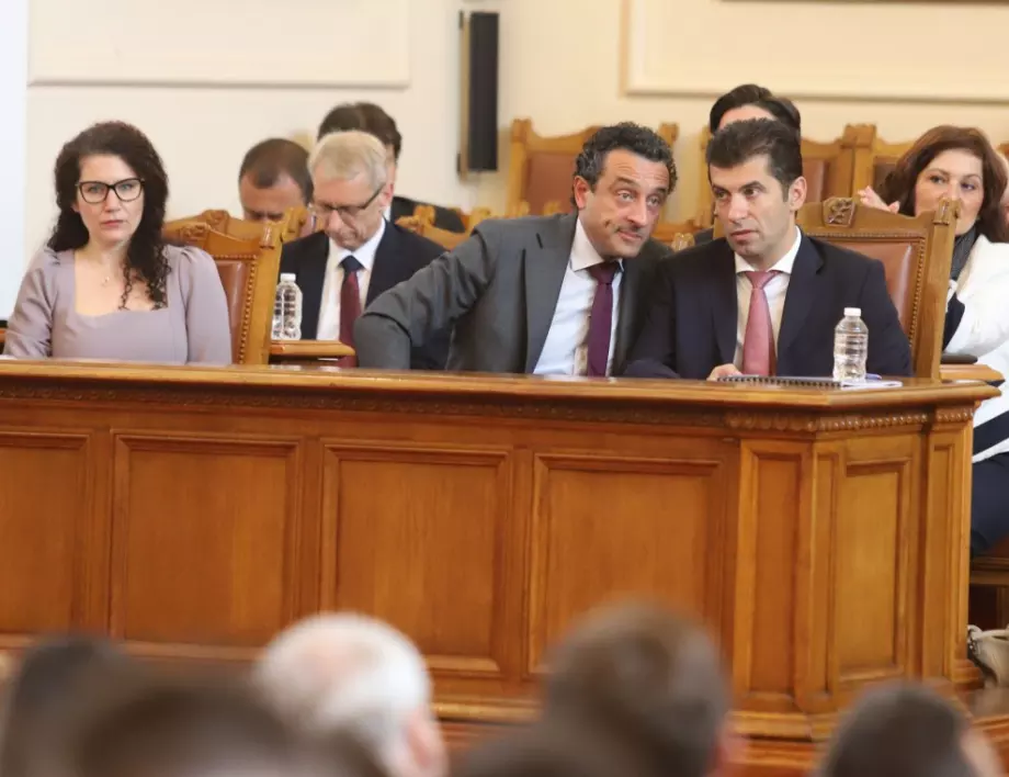 Изискванията към най-висшите чиновници занижени от кабинета "Петков"