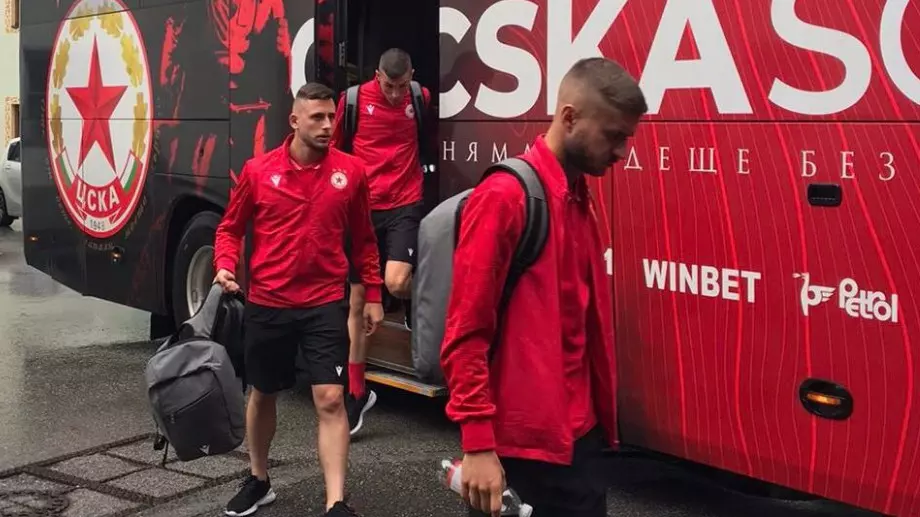 ЦСКА пристигна под поройния дъжд за лагера си в Австрия