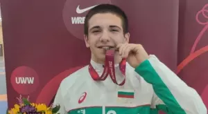 {{ otherArticle[0].article.title }}