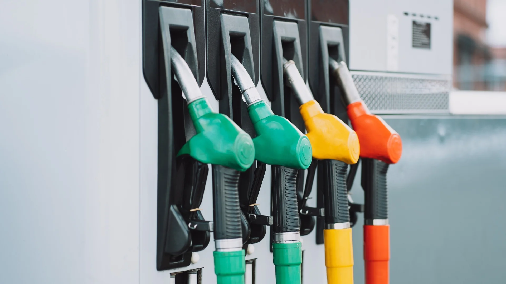 Цената на бензина се увеличава, при дизела намалява